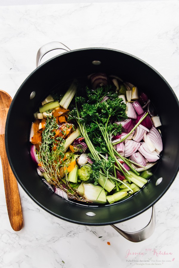 How to make vegetable broth with veggie scraps